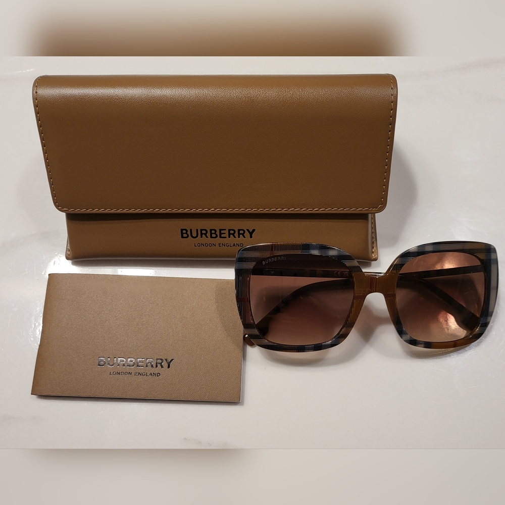BURBERRY SUNGLASSES, CASE, AND BOX INCLUDED LIKE NEW CONDITION, SUPER CLEAN 👌